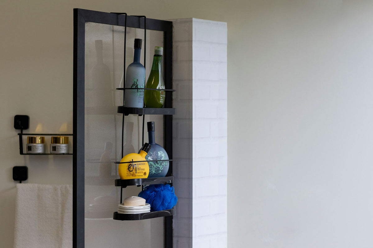 Como usar porta-shampoo na decoração do banheiro: organização e estilo em um só item