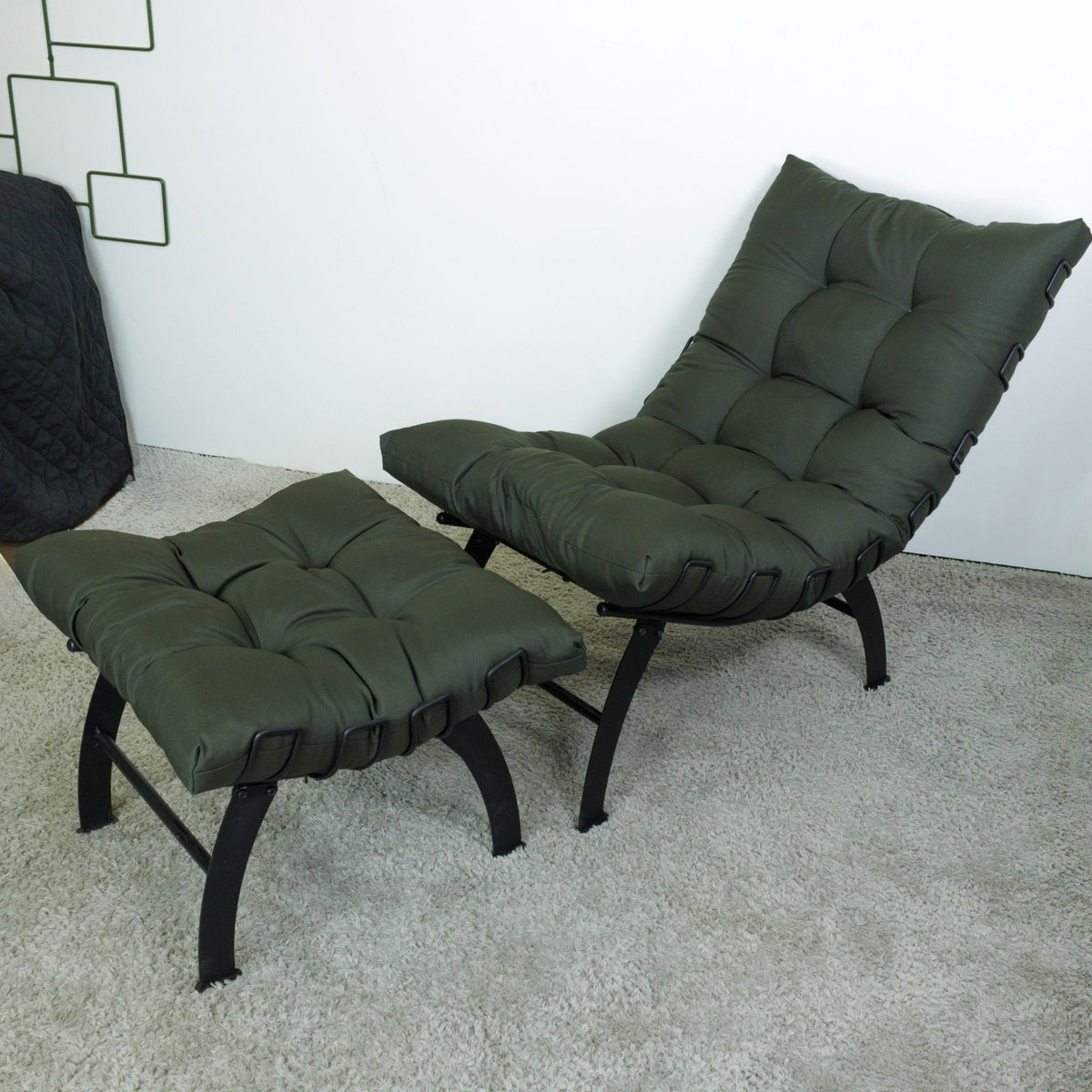 Poltrona Com Puff Decorativo Aramado Comfort