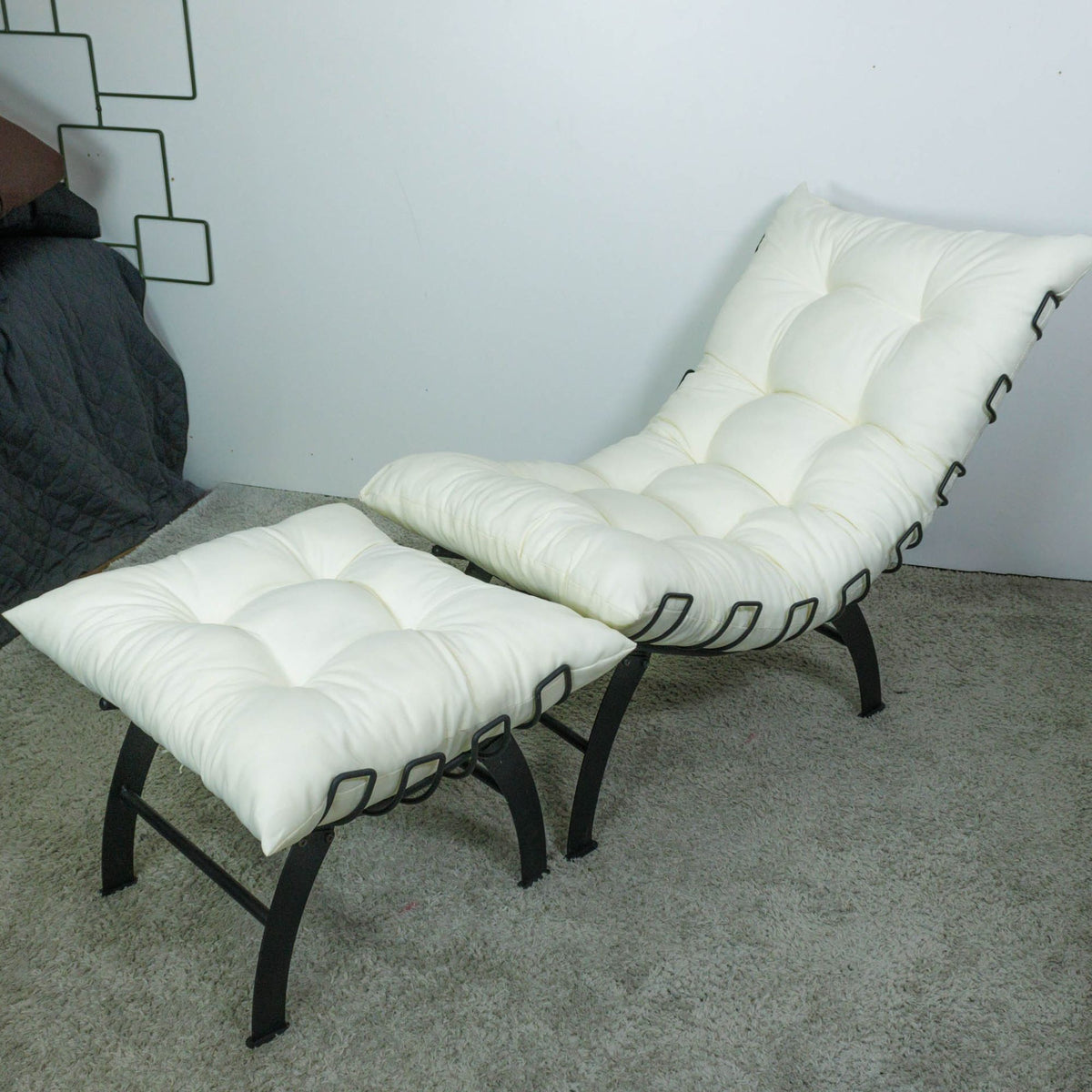Poltrona Com Puff Decorativo Aramado Comfort