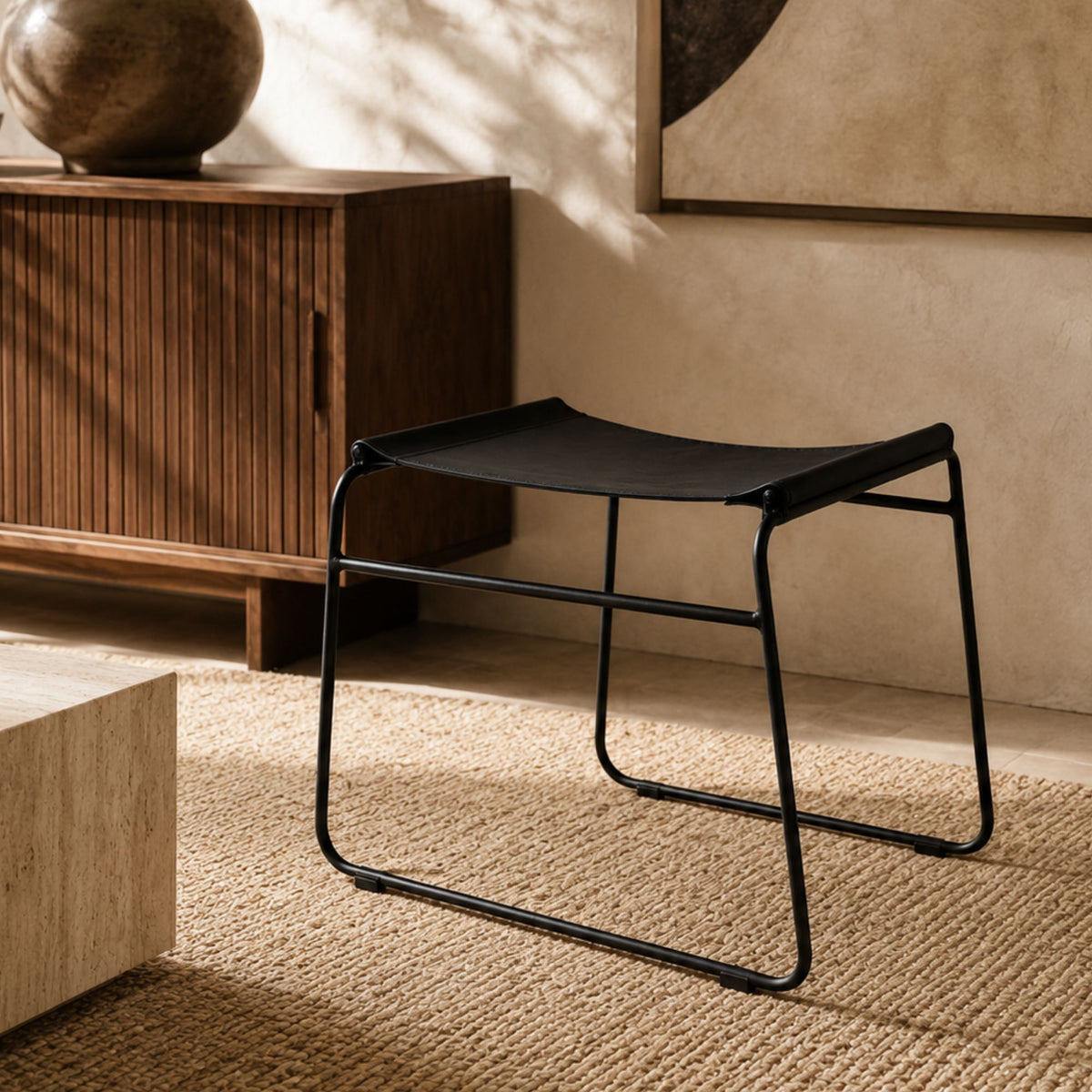 Banco Curvy Aramado Preto com Assento em Couro Decorativo Moderno para Sala, Quarto e Hall