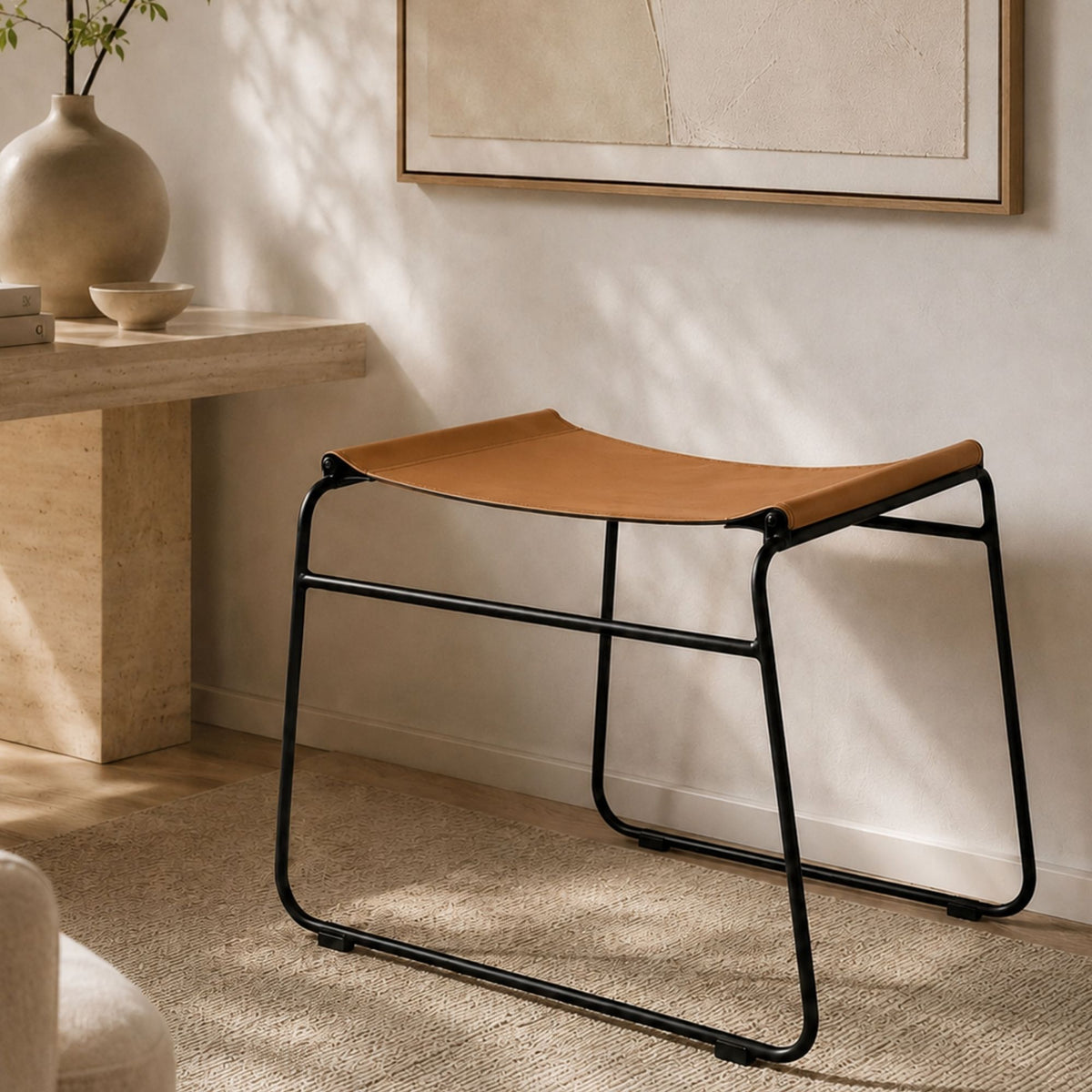 Banco Curvy Aramado Preto com Assento em Couro Decorativo Moderno para Sala, Quarto e Hall