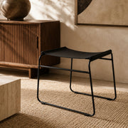 Banco Curvy Aramado Preto com Assento em Couro Decorativo Moderno para Sala, Quarto e Hall