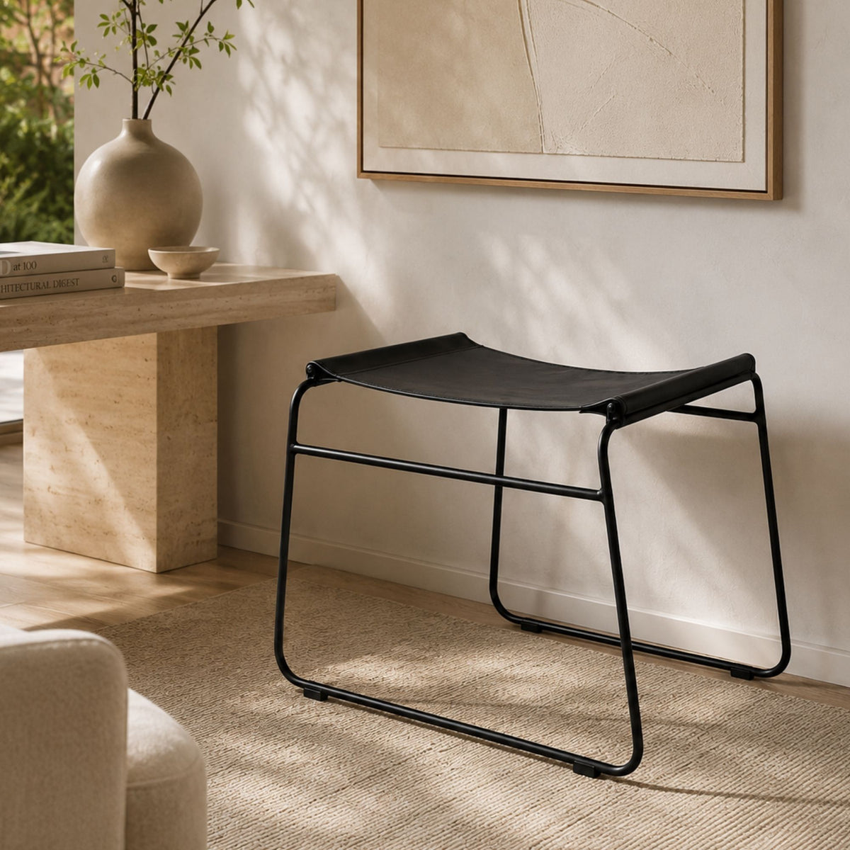 Banco Curvy Aramado Preto com Assento em Couro Decorativo Moderno para Sala, Quarto e Hall