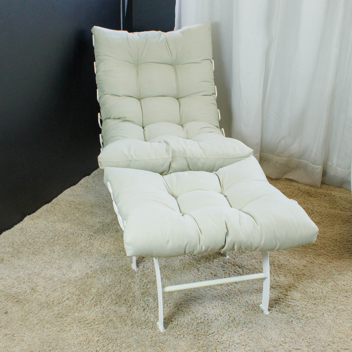 Poltrona Com Puff Decorativo Aramado Comfort